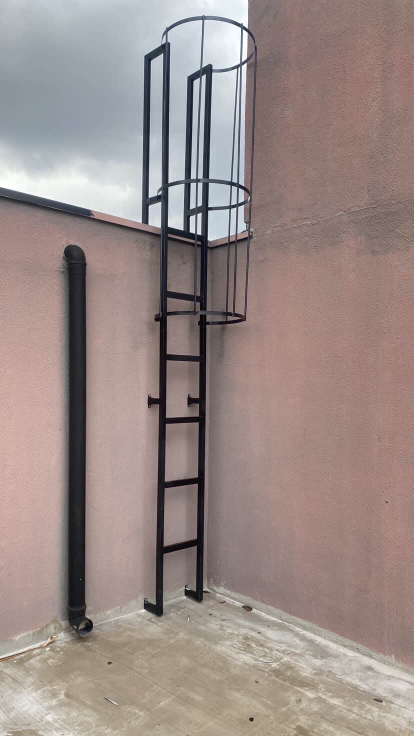 Estrutura metálica vertical de acesso técnico