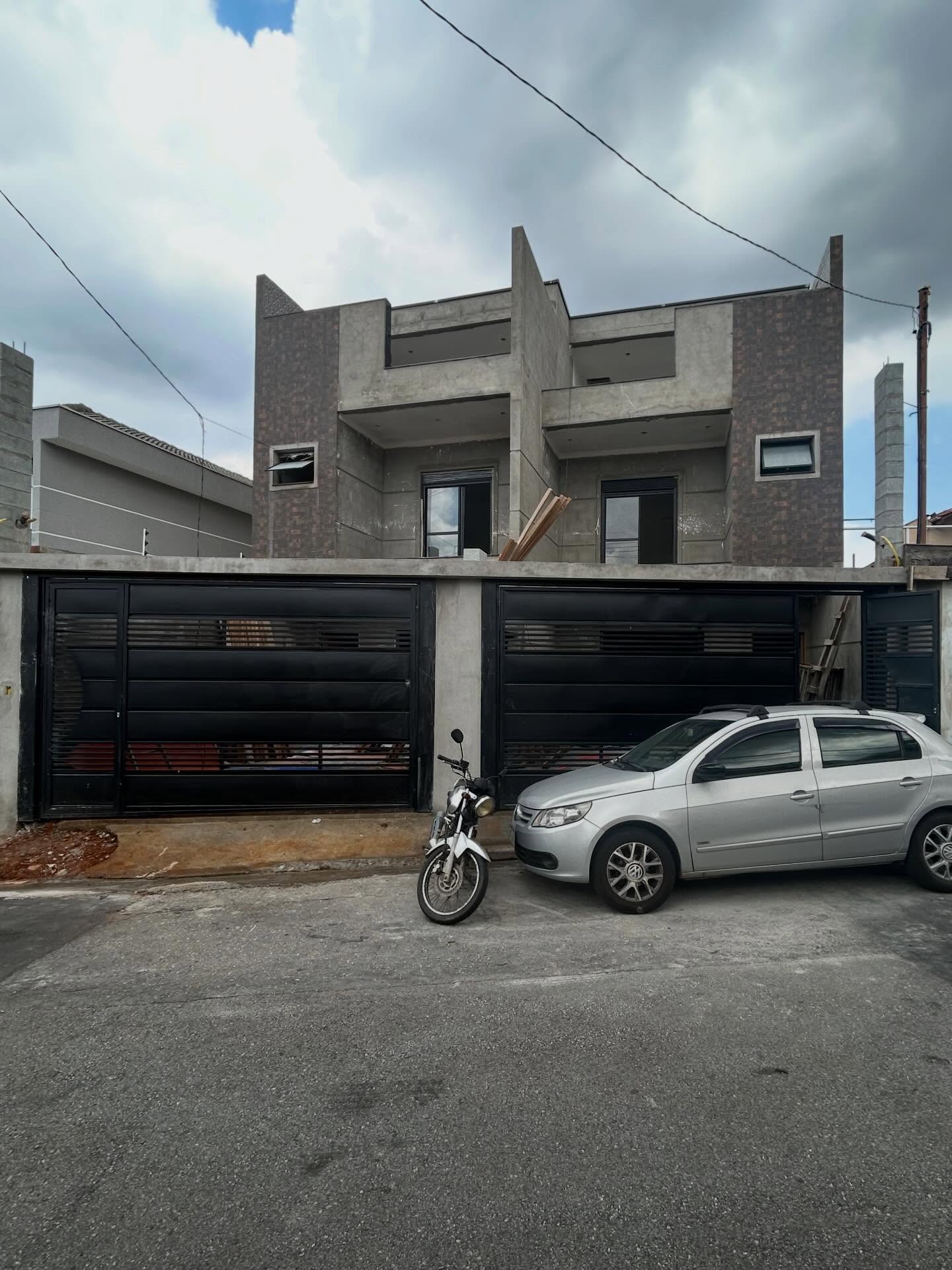 Fachada com portão e porta metálica
